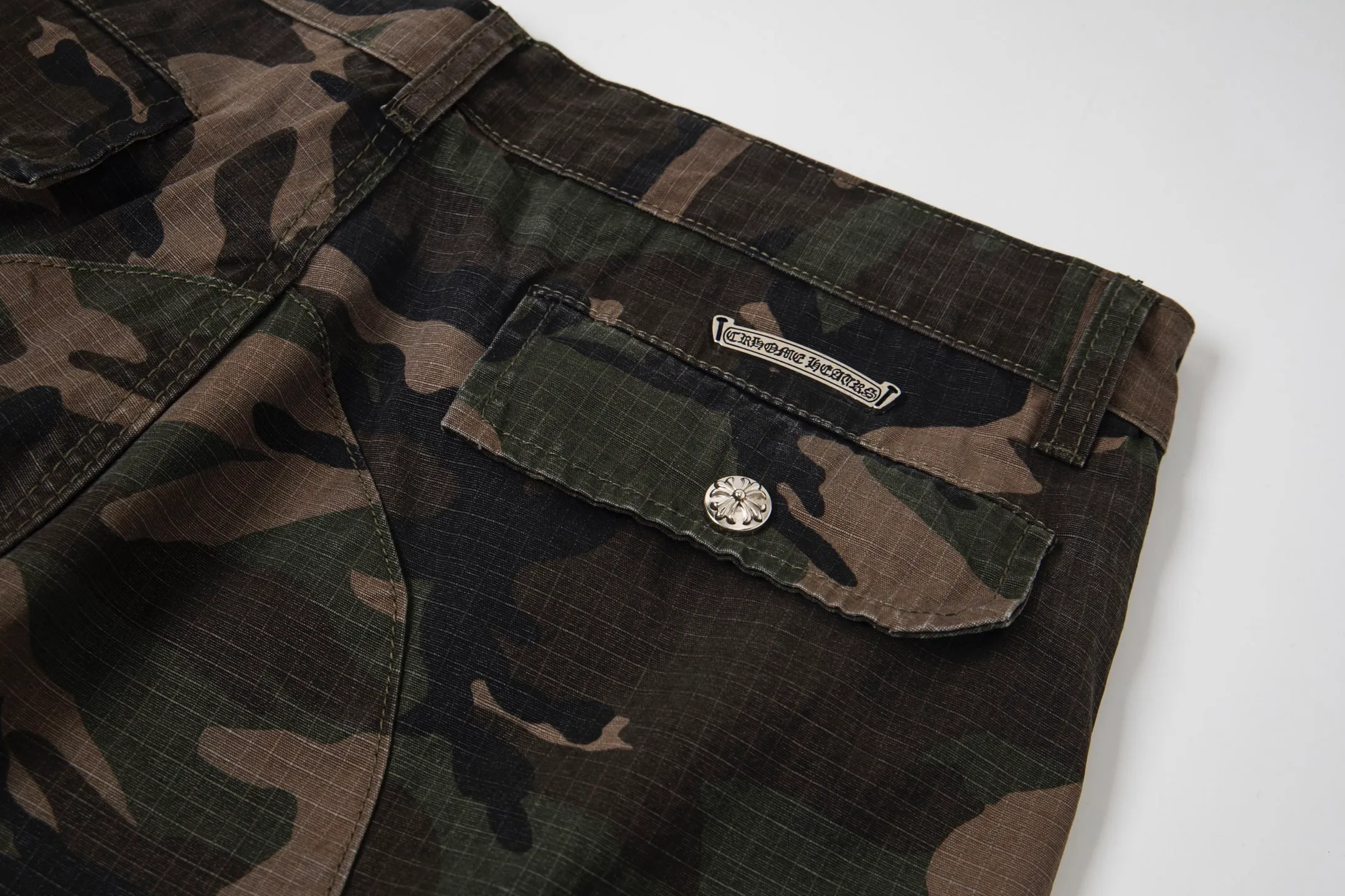 P290 💰 (Top version) Chrome hearts CH Chrome hearts new silver camouflage three-dimensional pocket overalls Chrome hearts is a top brand in the fashion world, and these pants are the best among them. It uses the classic Levi's jeans bottom panel, which has been carefully disassembled and spliced. The washed effect is natural, showing a unique retro charm. The pants are based on camouflage and are paired with cross patches, which have a great visual impact. These patches are exquisitely crafted and have a luxurious feel. The hardware accessories are ultra-exquisite. The placket buckle is made of silver, hand-polished and painted with distressing liquid. The main buckle has a three-dimensional cross flower shape. The six-pointed star screws and hand-cut leather washers on the back are full of details, which are both beautiful and durable. Color: Camouflage Size: 28-30-32-34-36 (corresponds to S-M-L-XL-XXL)